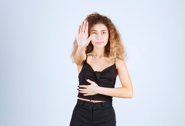 Ragazza bionda che si ferma e impedisce qualcosa.