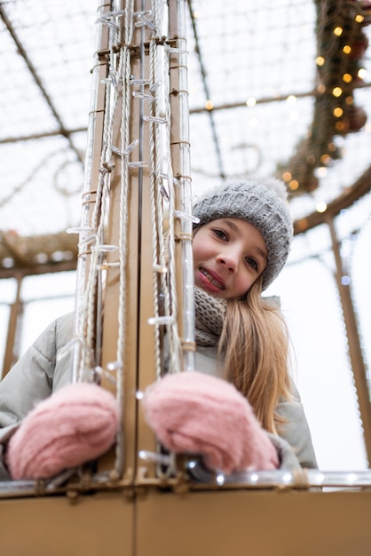 Ragazza bionda che si gode un viaggio durante le vacanze di Natale