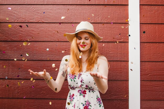 Ragazza bionda divertirsi con confetti