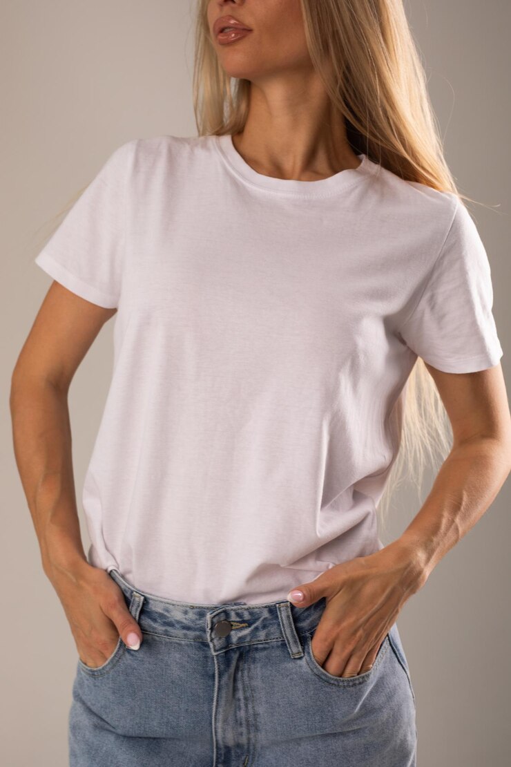 Foto gratuito ragazza bionda in maglietta bianca e jeans che posa su sfondo bianco