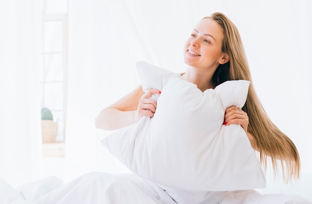 Ragazza bionda in posa sul letto