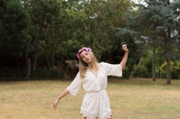 Ragazza bionda posa nel parco