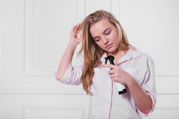 Ragazza bionda prendersi cura dei suoi capelli