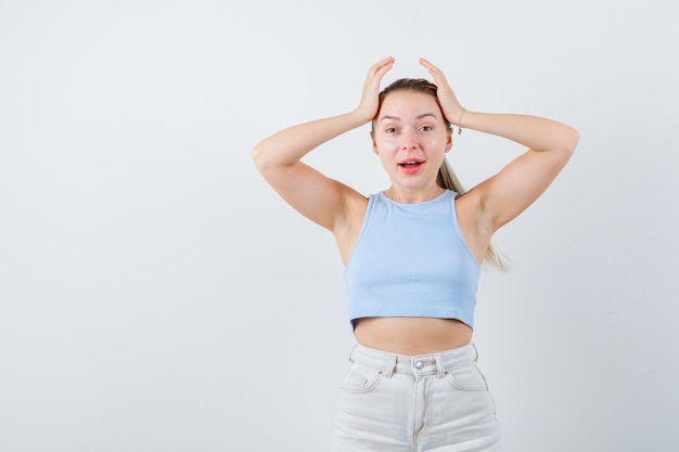 ragazza bionda sembra sorpresa su sfondo bianco