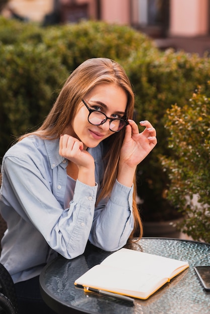 Ragazza bionda sorridente che esamina fotografo