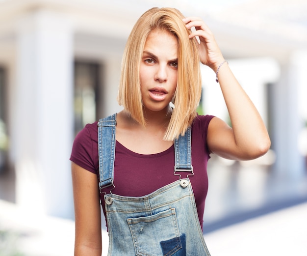 ragazza bionda un&#39;espressione preoccupata