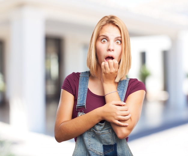 ragazza bionda un&#39;espressione preoccupata