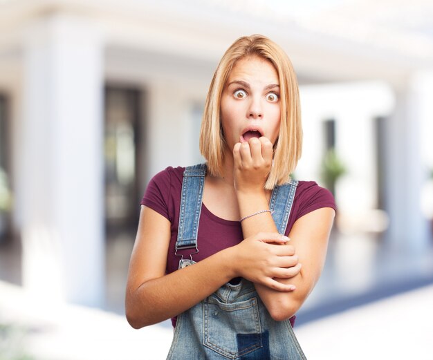 ragazza bionda un&#39;espressione preoccupata