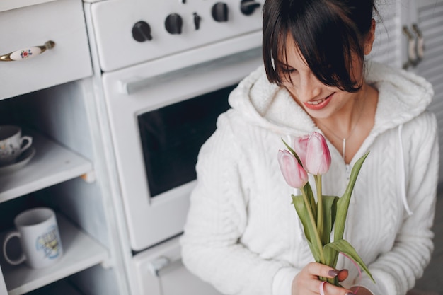 Ragazza bruna con fiori rosa