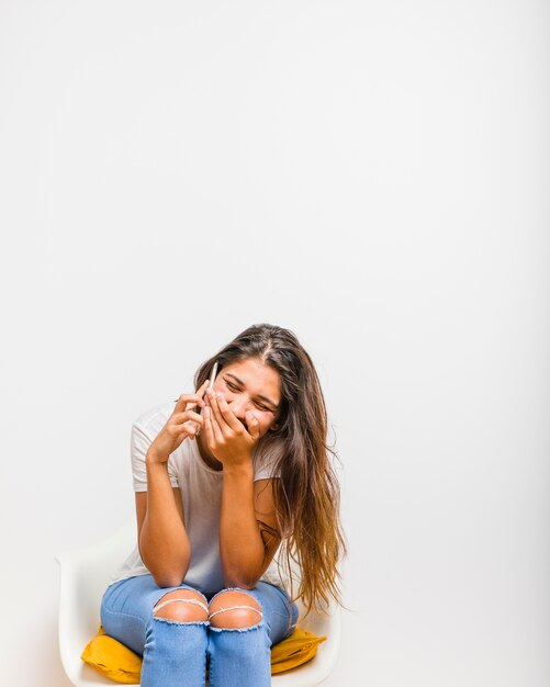 Ragazza bruna parla al telefono