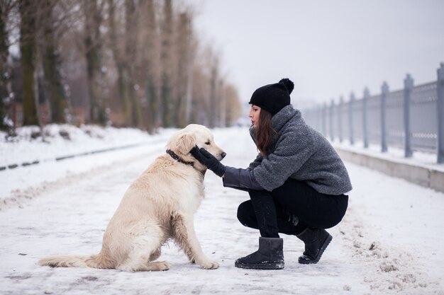 Ragazza camminare donna cane persona