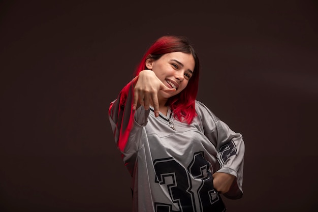 Ragazza capelli rosa in abiti sportivi divertendosi.