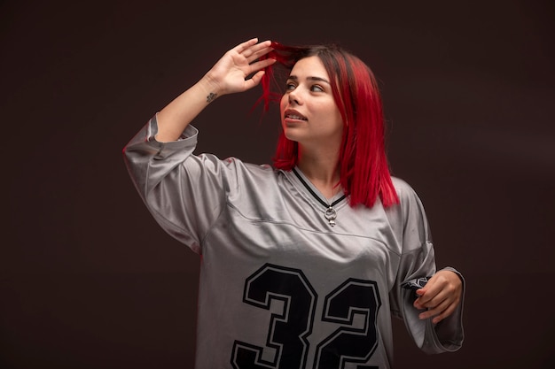 Ragazza capelli rosa in abiti sportivi divertendosi.