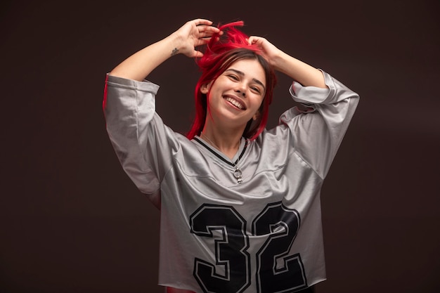 Ragazza capelli rosa in abiti sportivi divertendosi.