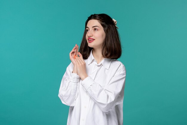 Ragazza carina bella giovane ragazza castana carina in camicia bianca che sogna qualcosa