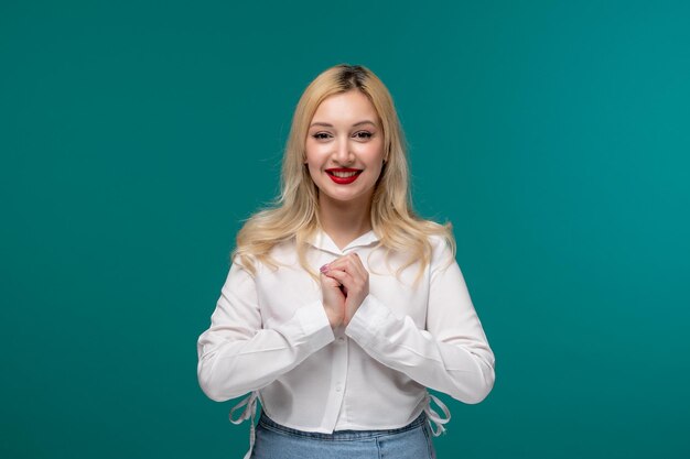 Ragazza carina bionda bella ragazza in una camicia bianca ordinata sperando in qualcosa di molto eccitato