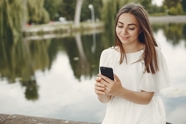 Ragazza carina che cammina in un parco estivo