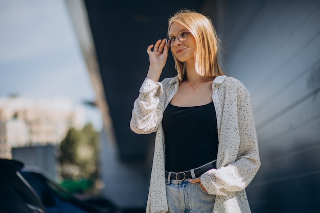 Ragazza carina che cammina per strada