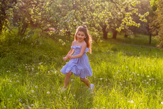 Ragazza carina che gioca nel parco