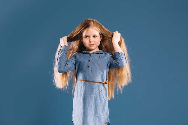 Ragazza carina che tocca i capelli