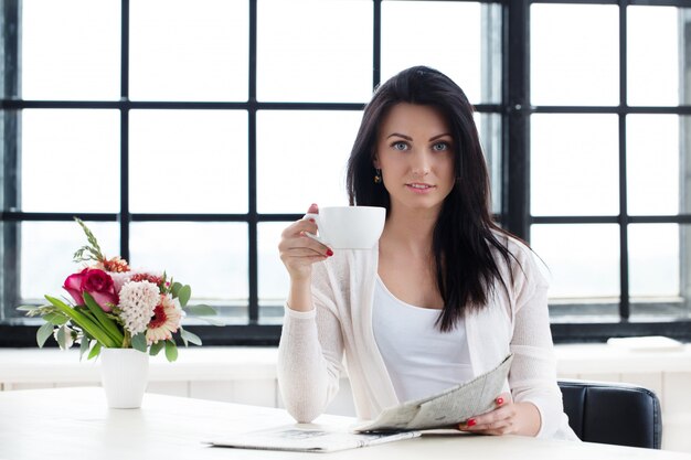 Ragazza carina con caffè