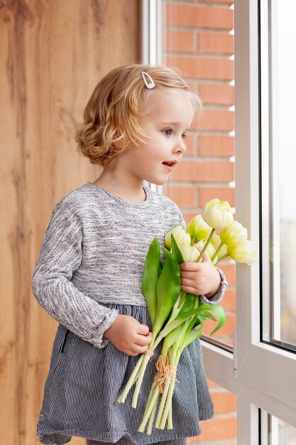 Ragazza carina con fiori