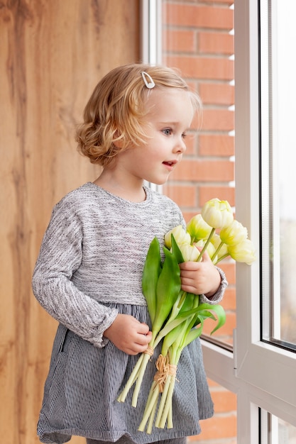 Ragazza carina con fiori