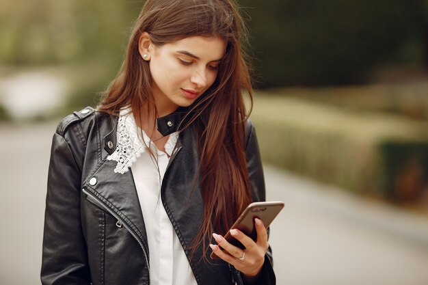 Ragazza carina con la borsa della spesa