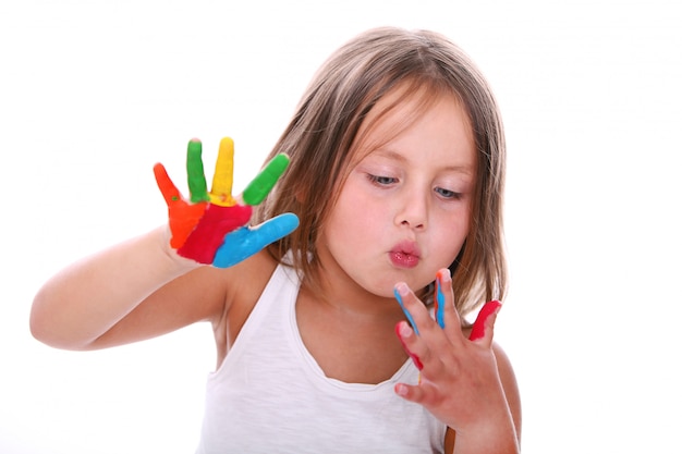 Ragazza carina con la pittura nelle mani