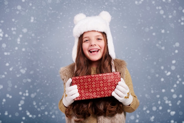 Ragazza carina con regalo di Natale