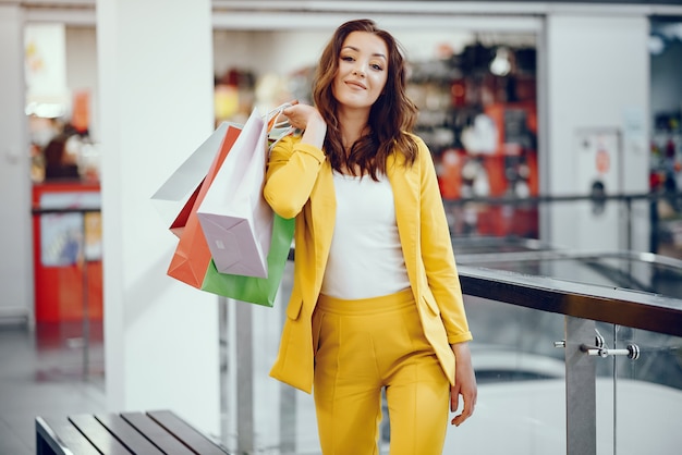 Ragazza carina con shopping bag in una città