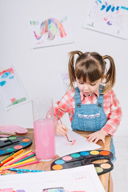 Ragazza carina dipinto con aquarelle su carta