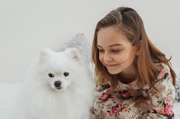 Ragazza carina e cane al chiuso