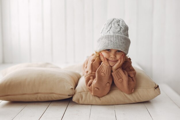 Ragazza carina in abiti invernali