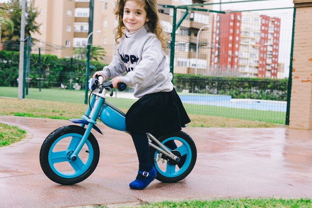 Ragazza carina in bicicletta