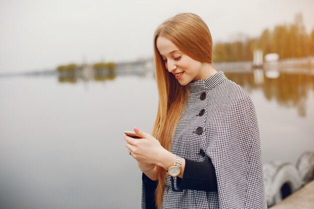 ragazza carina in un autunno