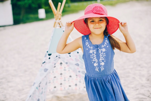 Ragazza carina in una spiaggia estiva