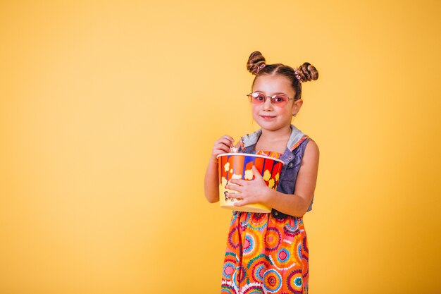 Ragazza carina mangiando popcorn