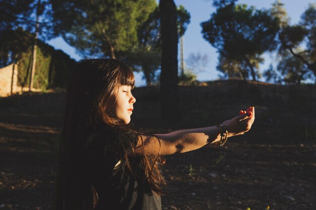 Ragazza carina meditando nel parco