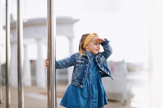 Ragazza carina nel parco