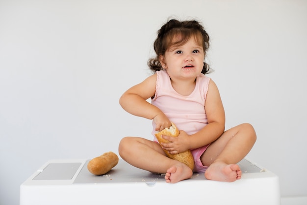 Ragazza carina vista frontale con pane