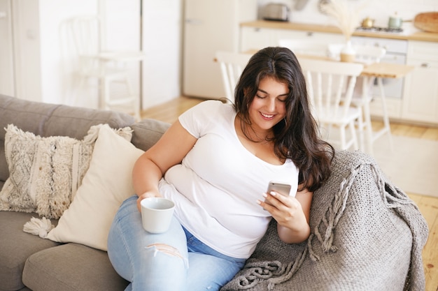 Ragazza castana latina che posa dell'interno