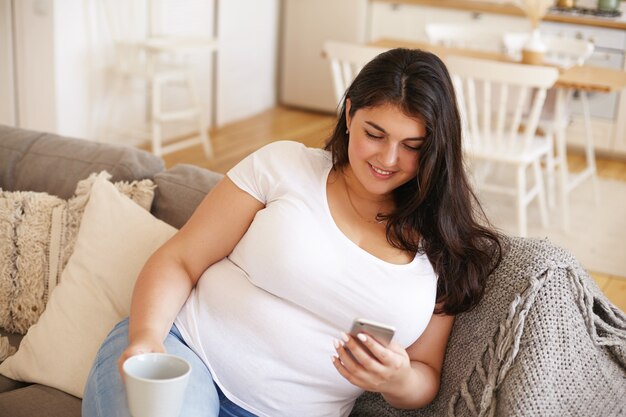 Ragazza castana latina che posa dell'interno