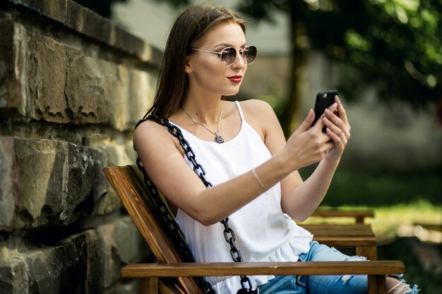 Ragazza casual ragazza di fantasia fiori di lavoro