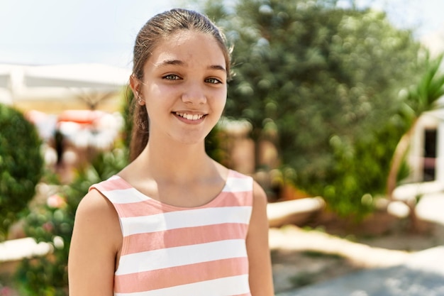 Ragazza caucasica dell'adolescente che sorride felice che sta alla città.