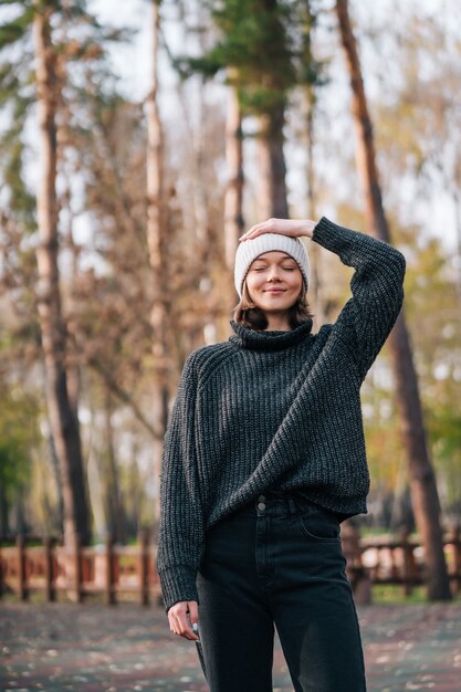 Ragazza caucasica emozionale sveglia nel parco