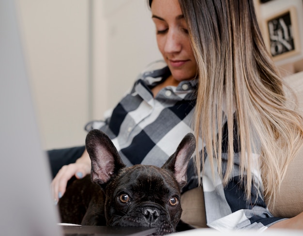 Ragazza che accarezza il suo bulldog francese