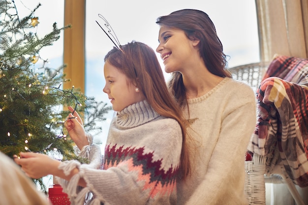 Ragazza che aiuta la mamma con la decorazione