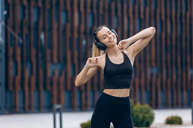 Ragazza che ascolta la musica negli auricolari che ballano