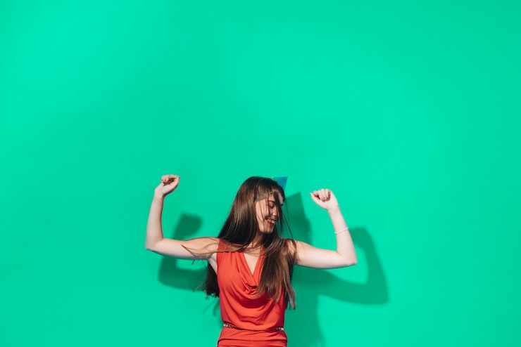 Foto gratuito ragazza che balla ad una festa